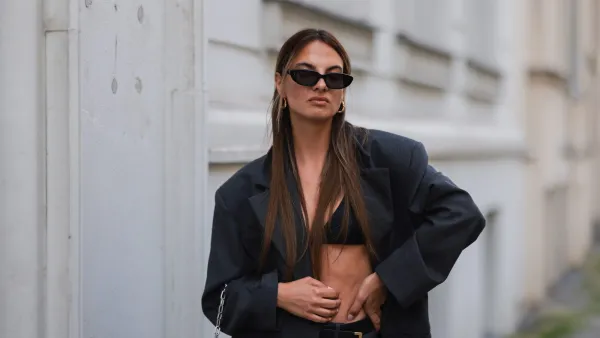 BERLIN, GERMANY - MAY 31: Anna Winter wearing grey Source unknown pants and grey Source Unknown Blazer, black Gucci bikini top, black prada bag and black shades on May 31, 2022 in Berlin, Germany. (Photo by Jeremy Moeller/Getty Images)