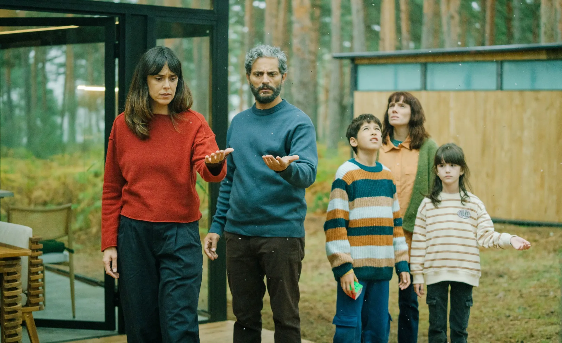Belén Cuesta as Magda, Joaquin Furriel as Luis, Dani as Mika Villalba, Diana Gomez as Elena, Candela Martinez as Lide in Firebreak
