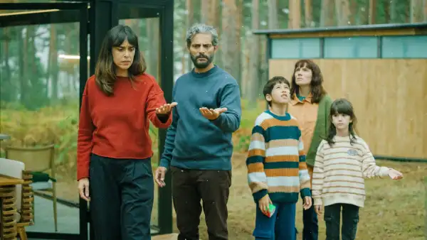 Belén Cuesta as Magda, Joaquin Furriel as Luis, Dani as Mika Villalba, Diana Gomez as Elena, Candela Martinez as Lide in Firebreak