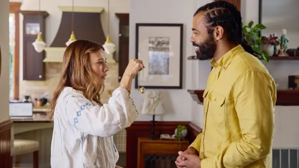 Rashida Jones and Daveed Diggs in In the Blink of an Eye