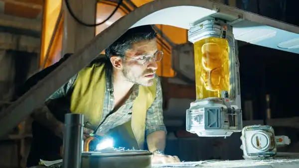 Jonathan Bailey in Jurassic Park Rebirth