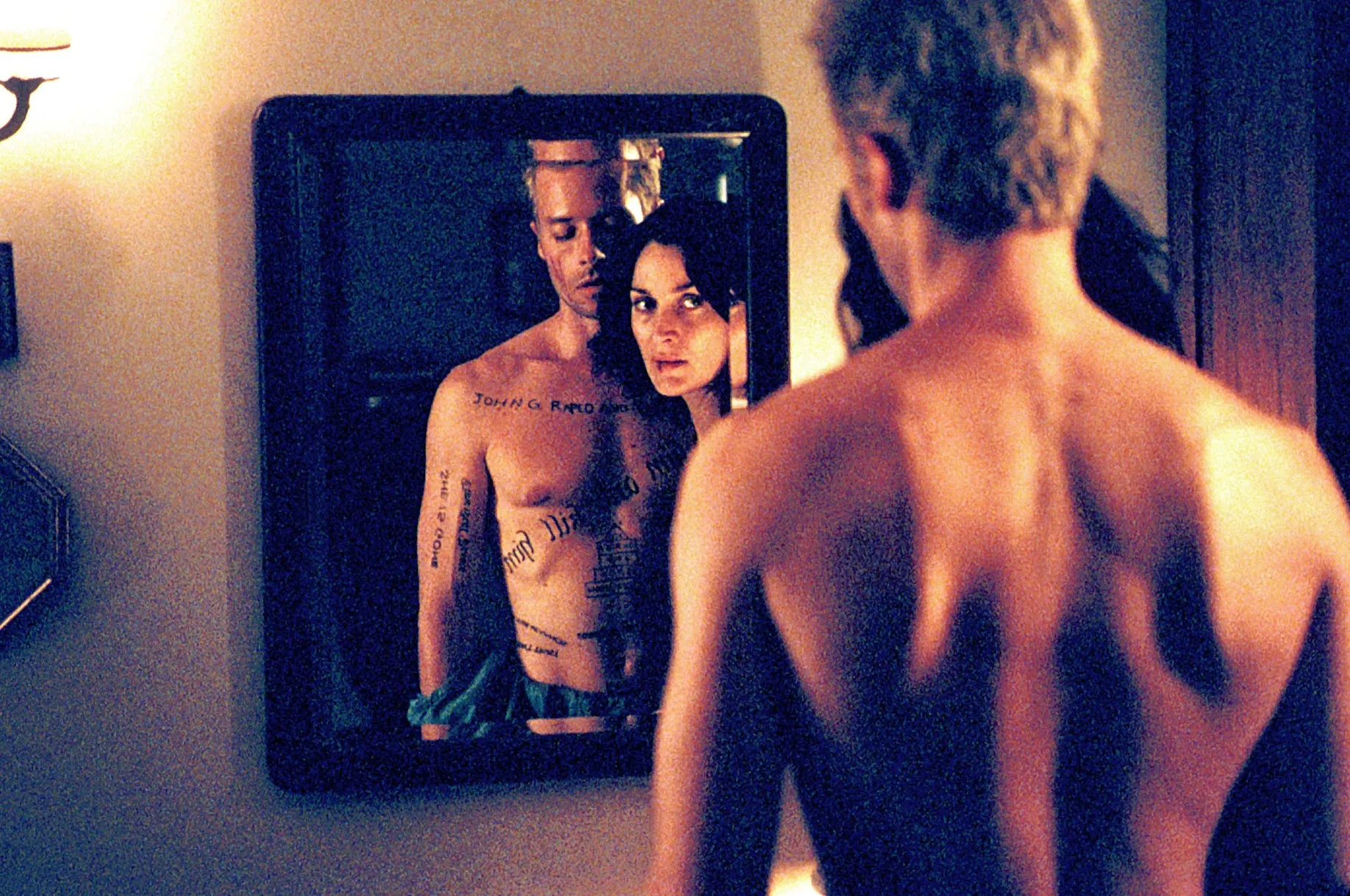 Guy Pearce and Carrie-Ann Moss in Memento