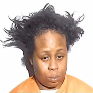 Mom Arrested After Leaving 7 Kids Locked in Car While She Gambled at Internet Cafe