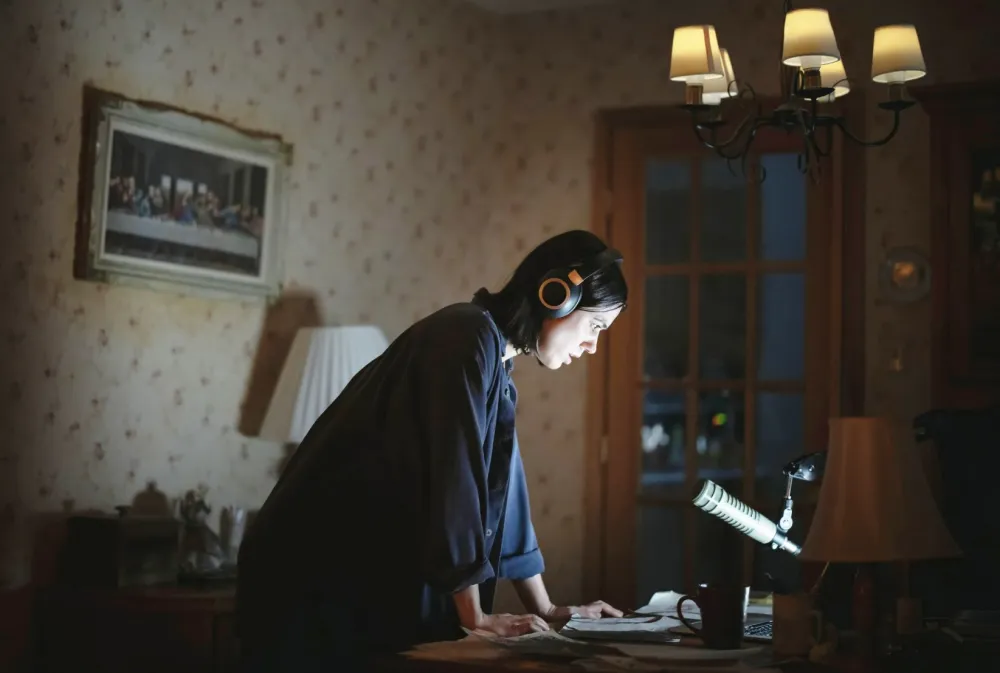 Nina Kiri in Undertone