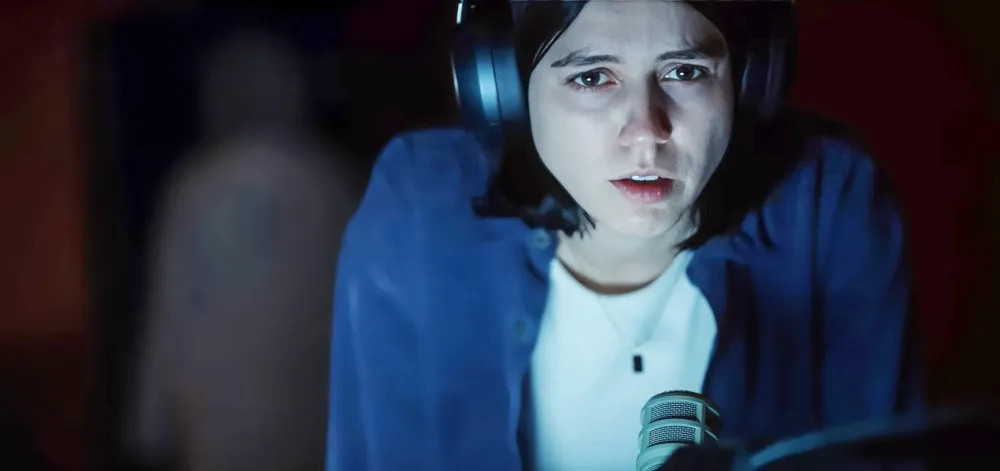 Nina Kiri in Undertone