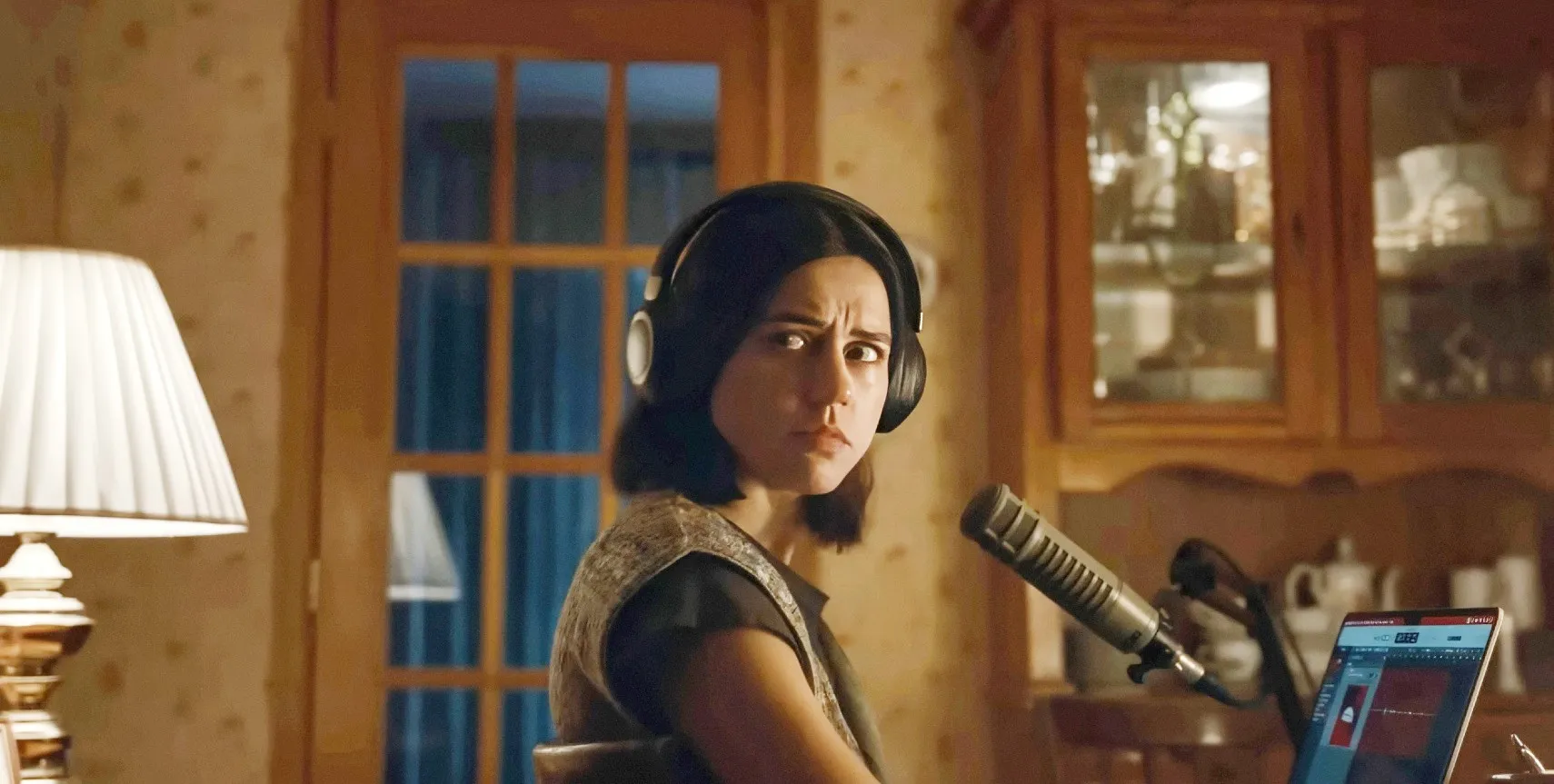 Nina Kiri in Undertone