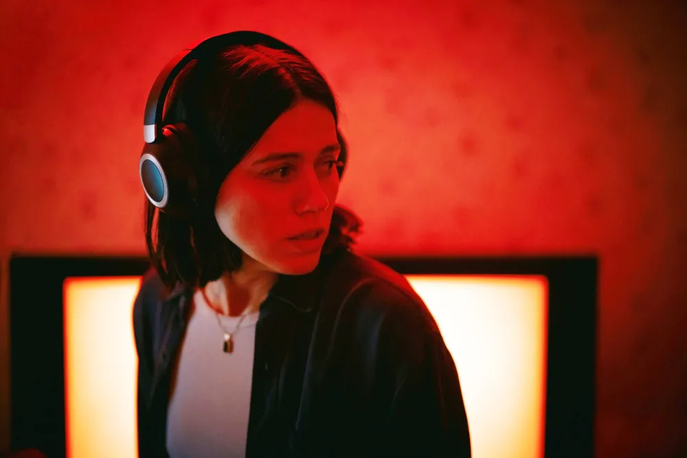 Nina Kiri in Undertone