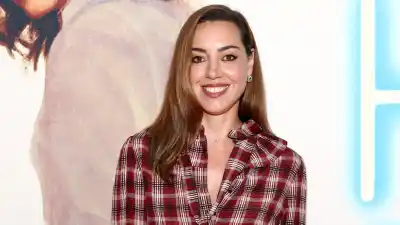 Aubrey Plaza Debuts Baby Bump During New York City Stroll 1 Day After Her Pregnancy Was Revealed