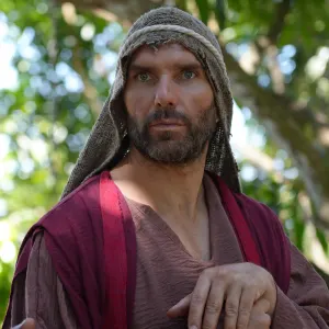 Arap Bethke interpreta al Apóstol Pedro.