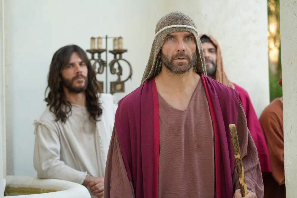 Arap Bethke interpreta al Ap&oacute;stol Pedro.