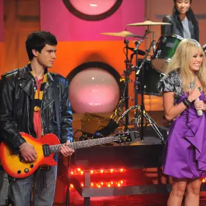 Drew-Roy-and-Miley-Cyrus-Hannah-Montana-TCDHAMO_EC202