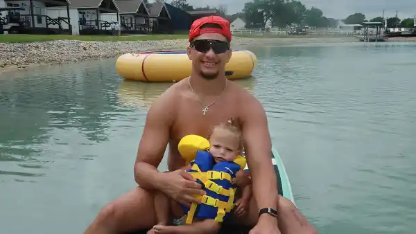 Feature Chiefs Star Patrick Mahomes Shows Intense Scar on His Knee