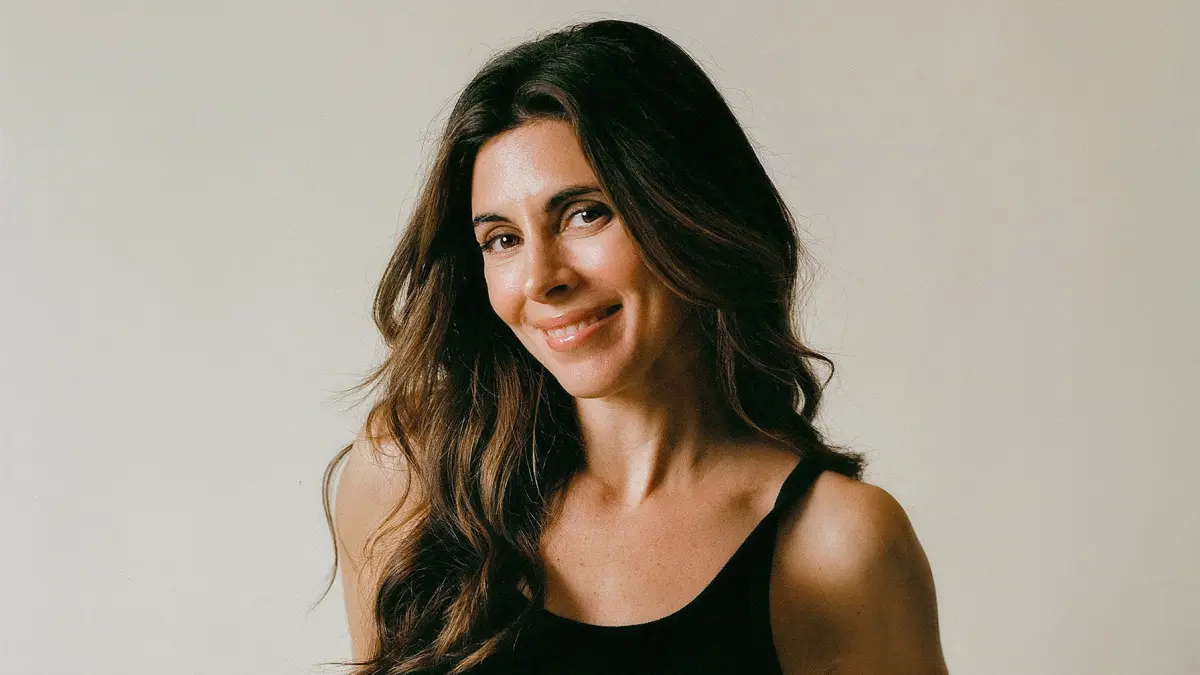 Feature Jamie Lynn Sigler 2618 Luxury Handbag Shopping Cover Story