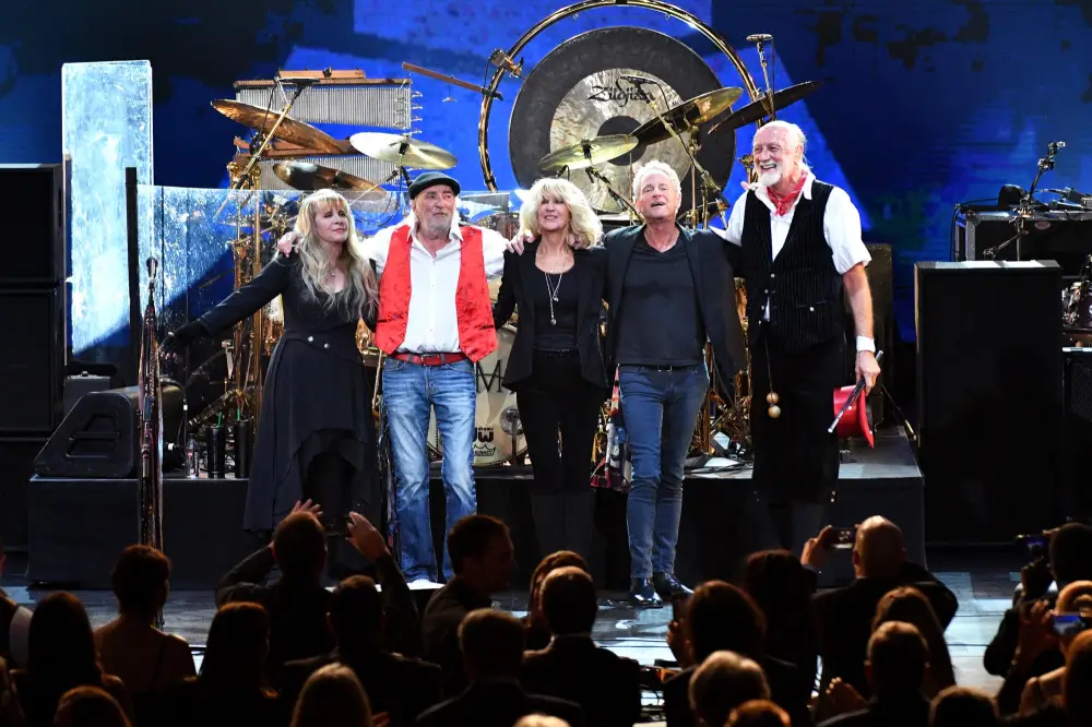 Fleetwood Mac Lindsey Buckingham Attacked by Woman in LA With an Unknown Substance Group