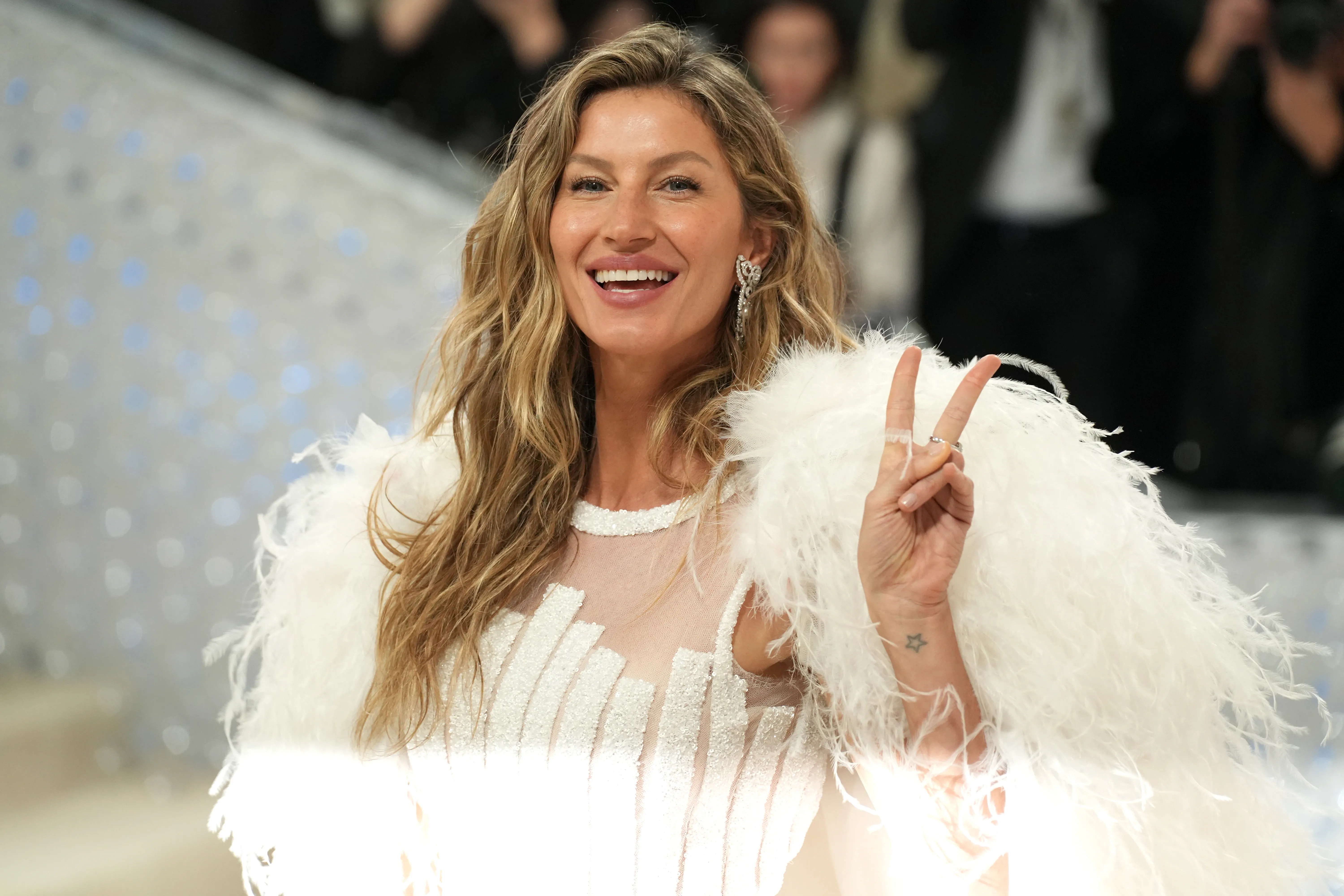 Gisele Bündchen attends The 2023 Met Gala Celebrating "Karl Lagerfeld: A Line Of Beauty" at The Metropolitan Museum of Art on May 01, 2023 in New York City.
