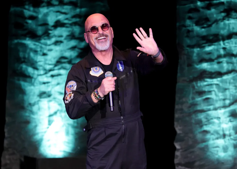 GettyImages-2194498679 Howie Mandel Kinda Regrets Apologizing to Kelly Ripa