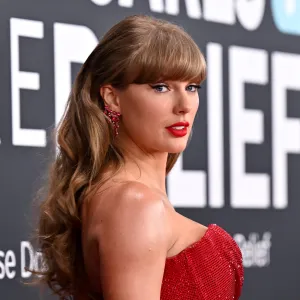 Taylor Swift posing on a red carpet.