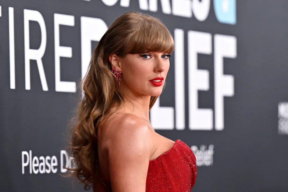 Taylor Swift posing on a red carpet.