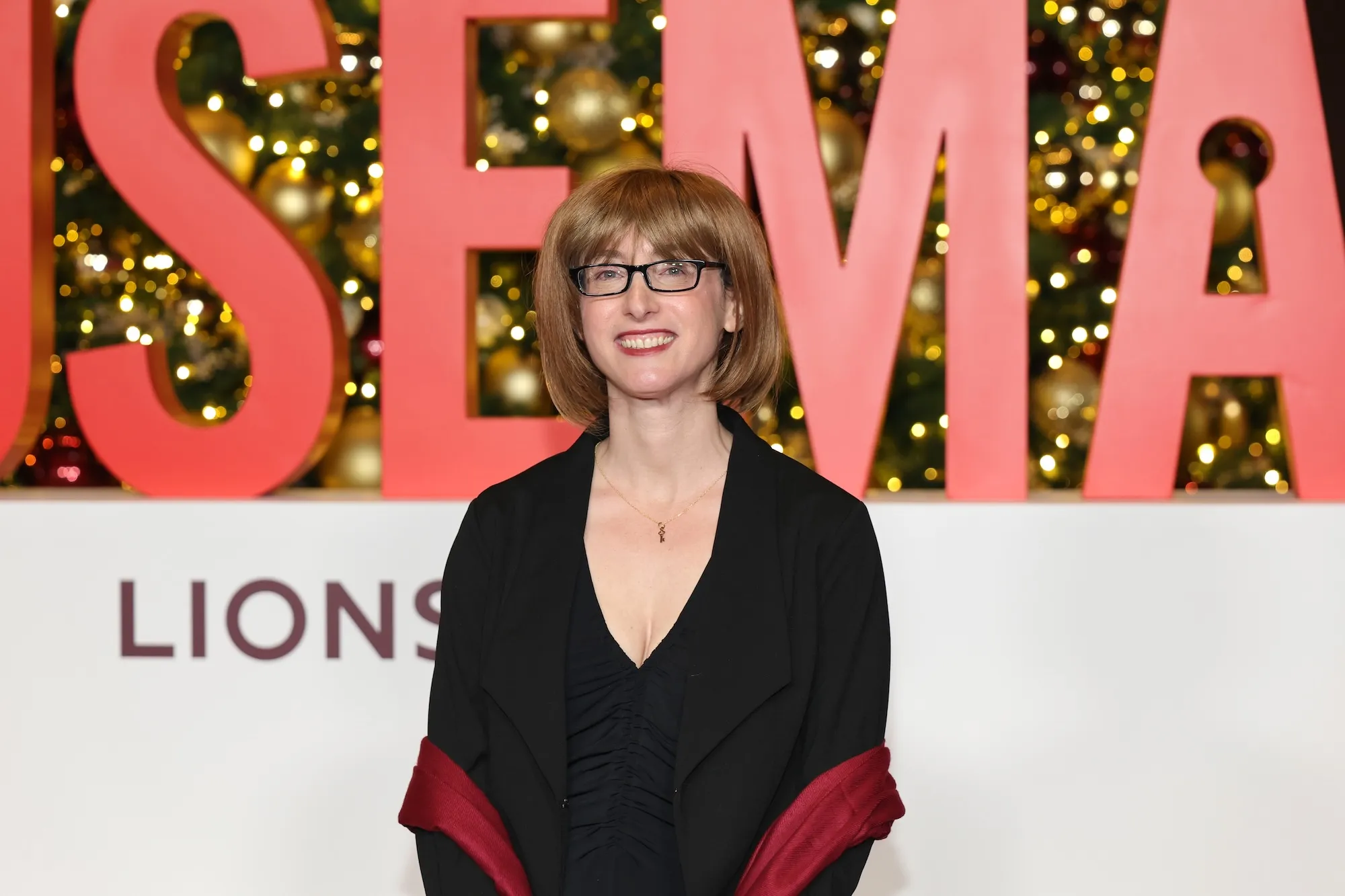 Author Freida McFadden Shares 1st Pic of Herself Without Wig