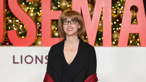 Author Freida McFadden Shares 1st Pic of Herself Without Wig