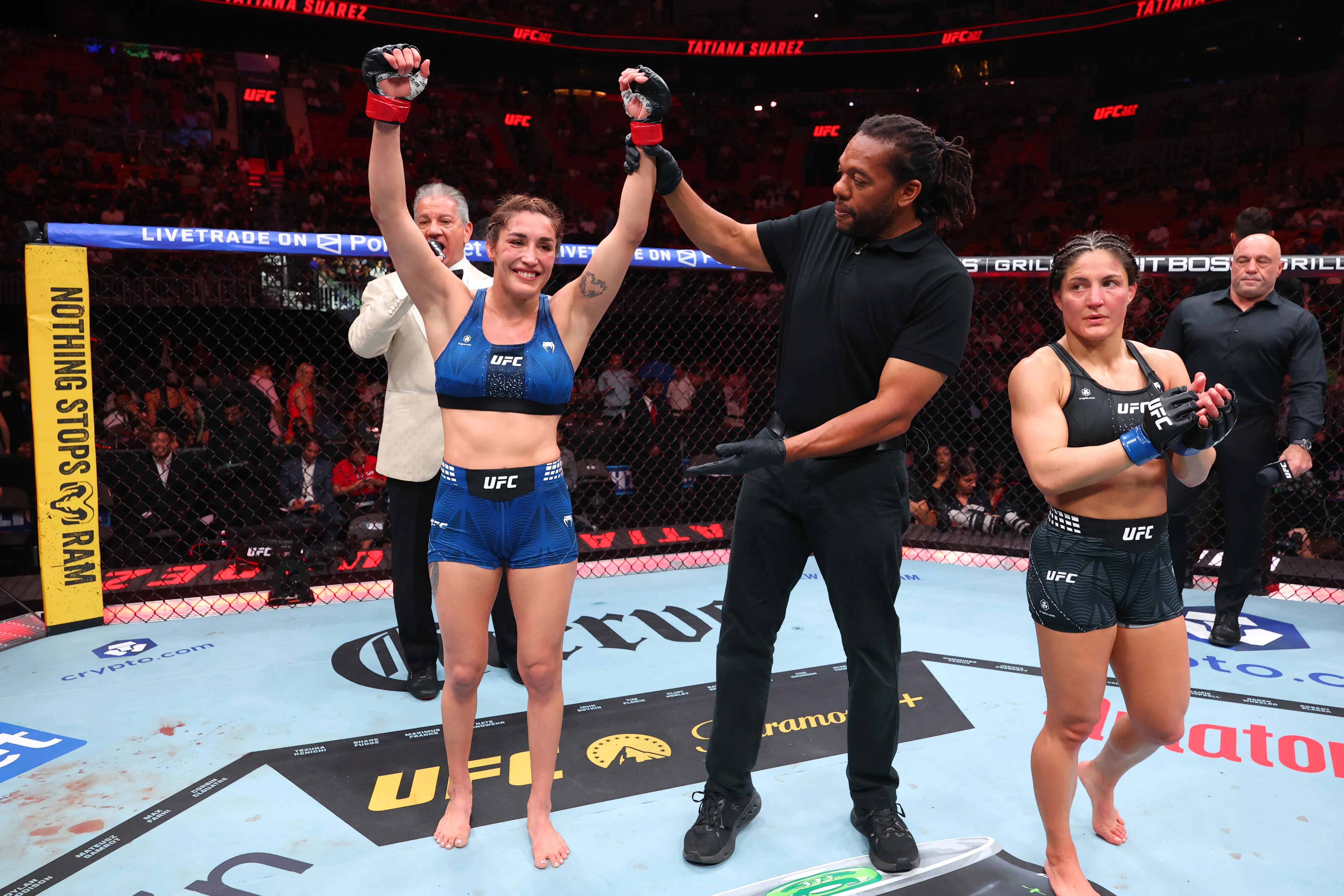 Tatiana Suárez reacciona tras su victoria contra la mexicana Loopy Godínez en un combate de peso paja durante el evento UFC 327 celebrado en el Kaseya Center, Miami, Florida.