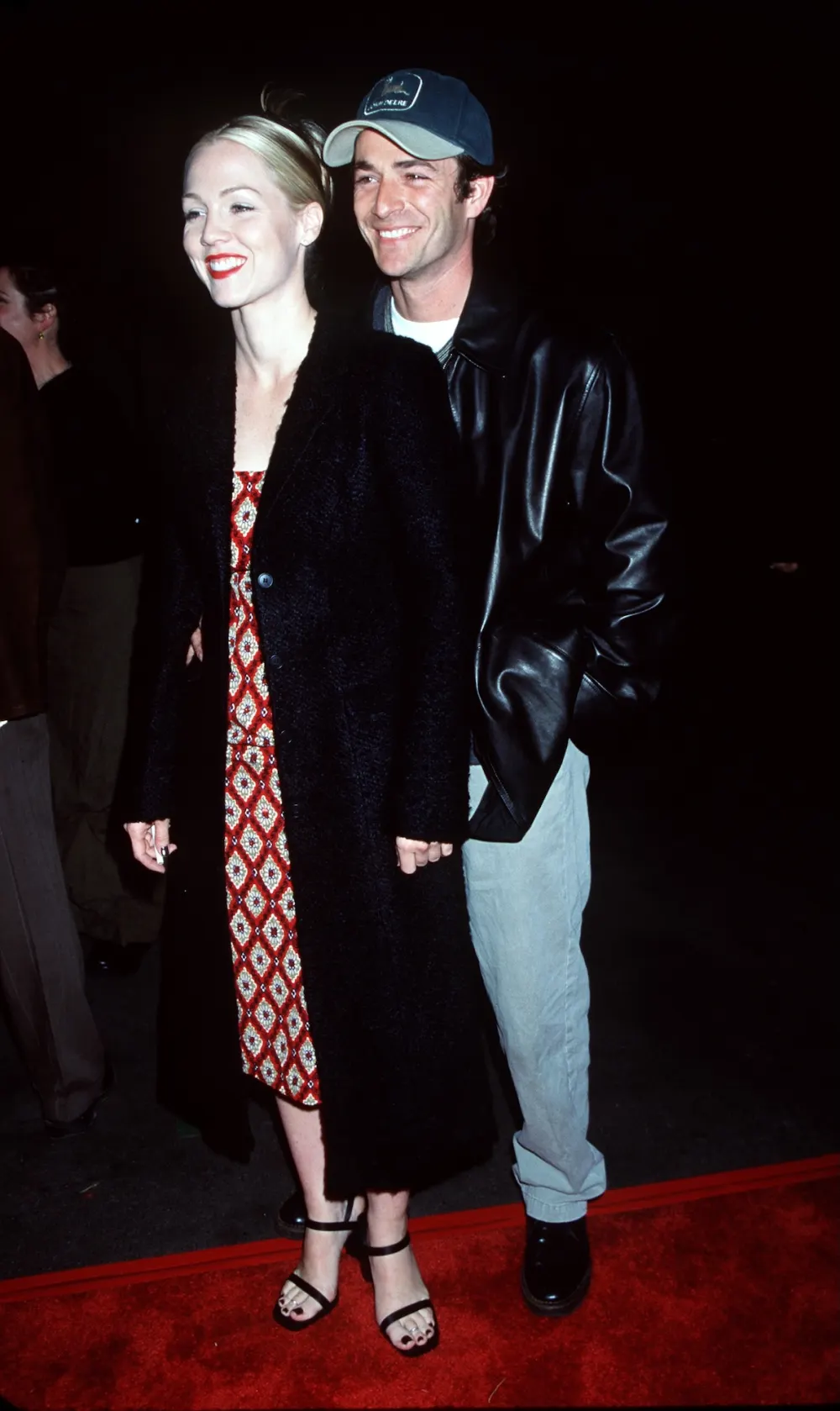 Jennie Garth dice que el amor por Luke Perry le caus&oacute; problemas de &ldquo;confianza e intimidad&rdquo;