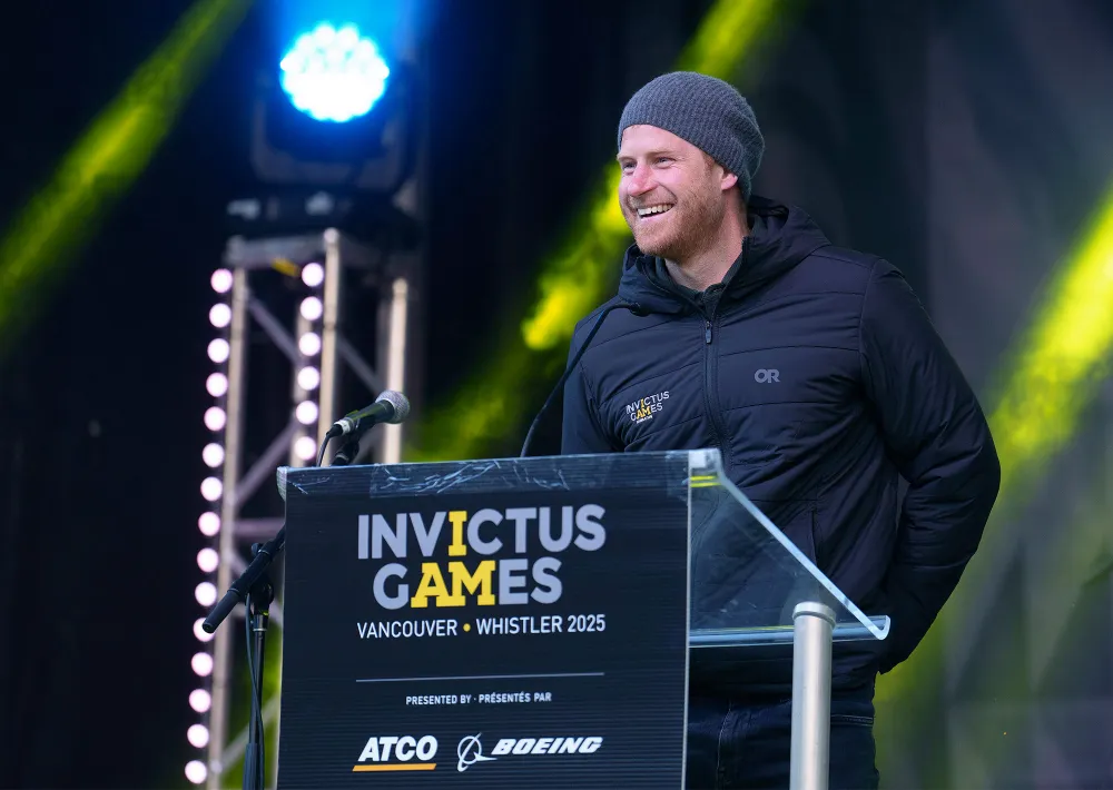 Invictus Games Meghan Markle and Prince Harry 2616 Luxury Handbag Shopping Cover Story