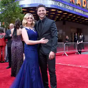 Justin-Guarini-and-Reina-at-2017-Tonys-GettyImages-695002112.