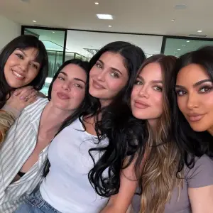 Khloe-IG-of-Her-Sisters_658112448_18674466511048326_4749775506880618040_n