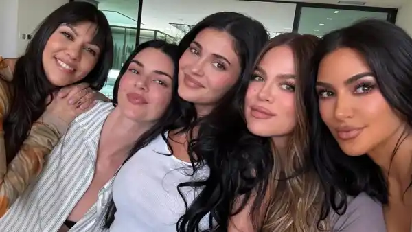 Khloe-IG-of-Her-Sisters_658112448_18674466511048326_4749775506880618040_n