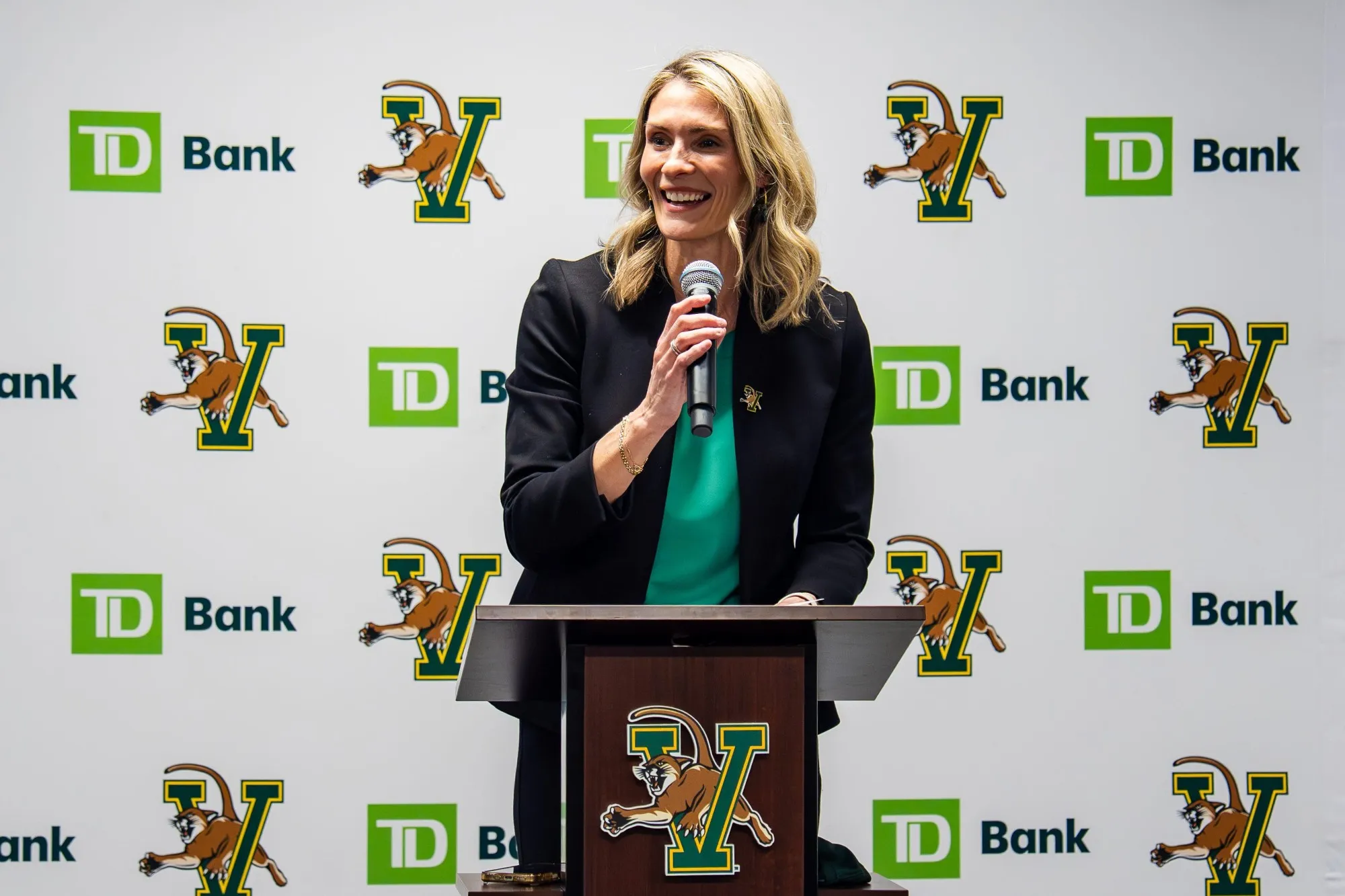 MT1USDAYNETVTP89616437007-Vermont-Couple-Makes-NCAA-History-as-First-Married-Duo-to-Lead-Division-I-Basketball-Teams