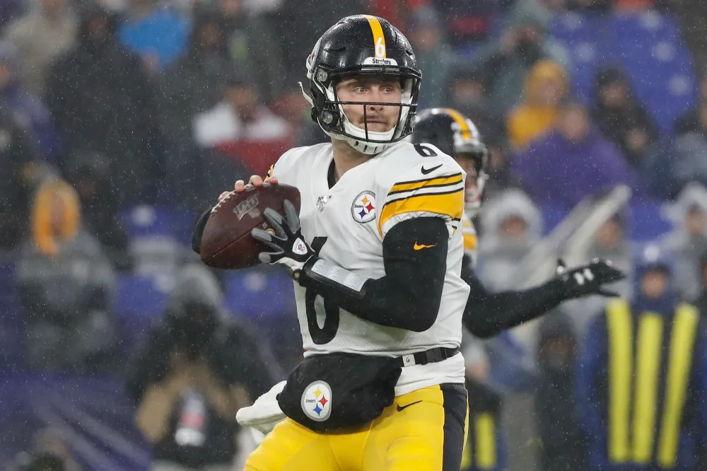 Who Is Lainey Wilson Engaged To What to Know About Her Fiance Devlin Duck Hodges NFL