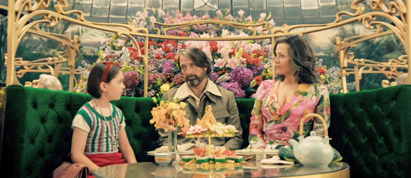 Sophie Sloan, Mads Mikkelsen and Sigourney Weaver in Dust Bunny