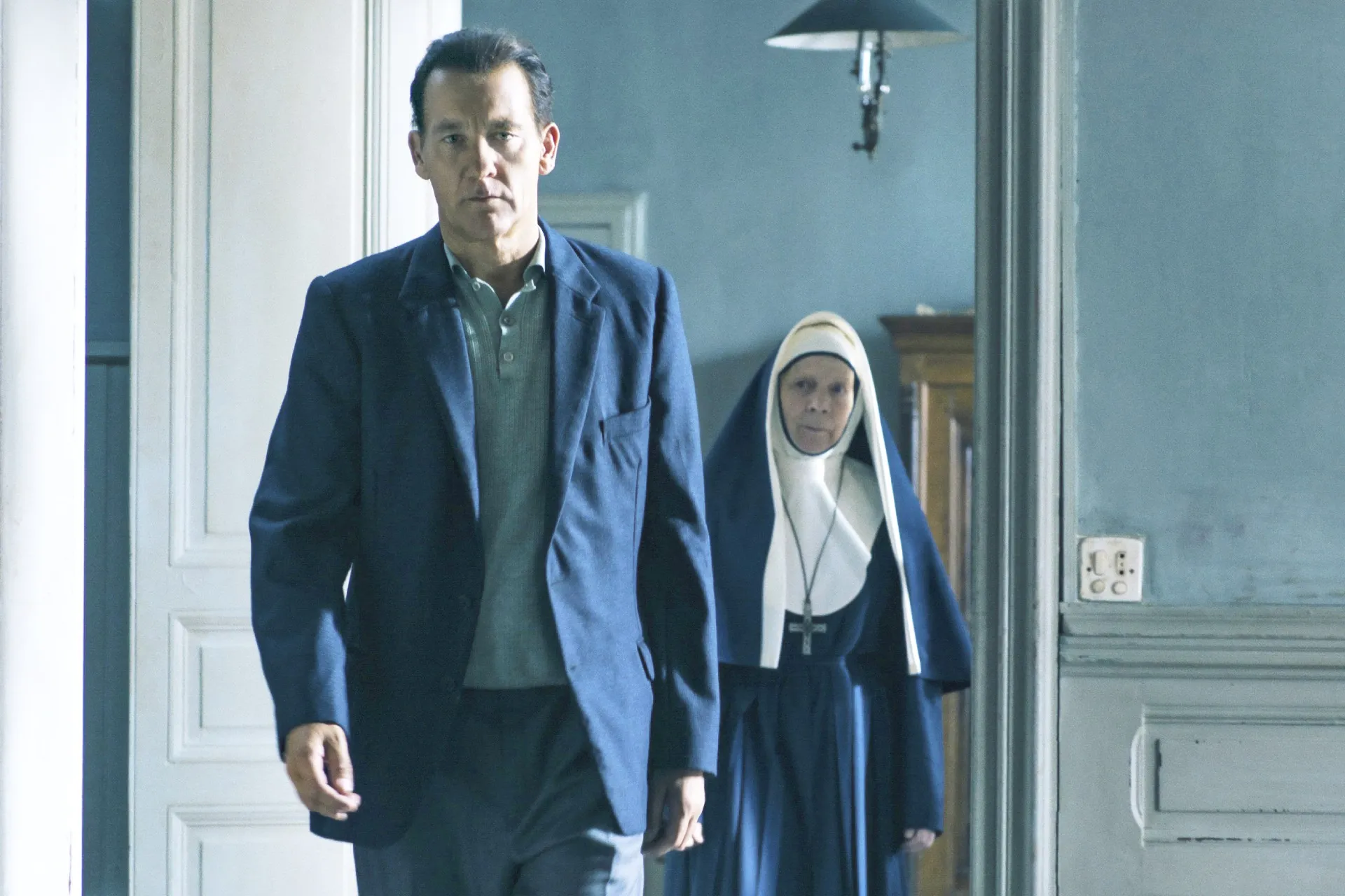 Clive Owen in Monsieur Spade