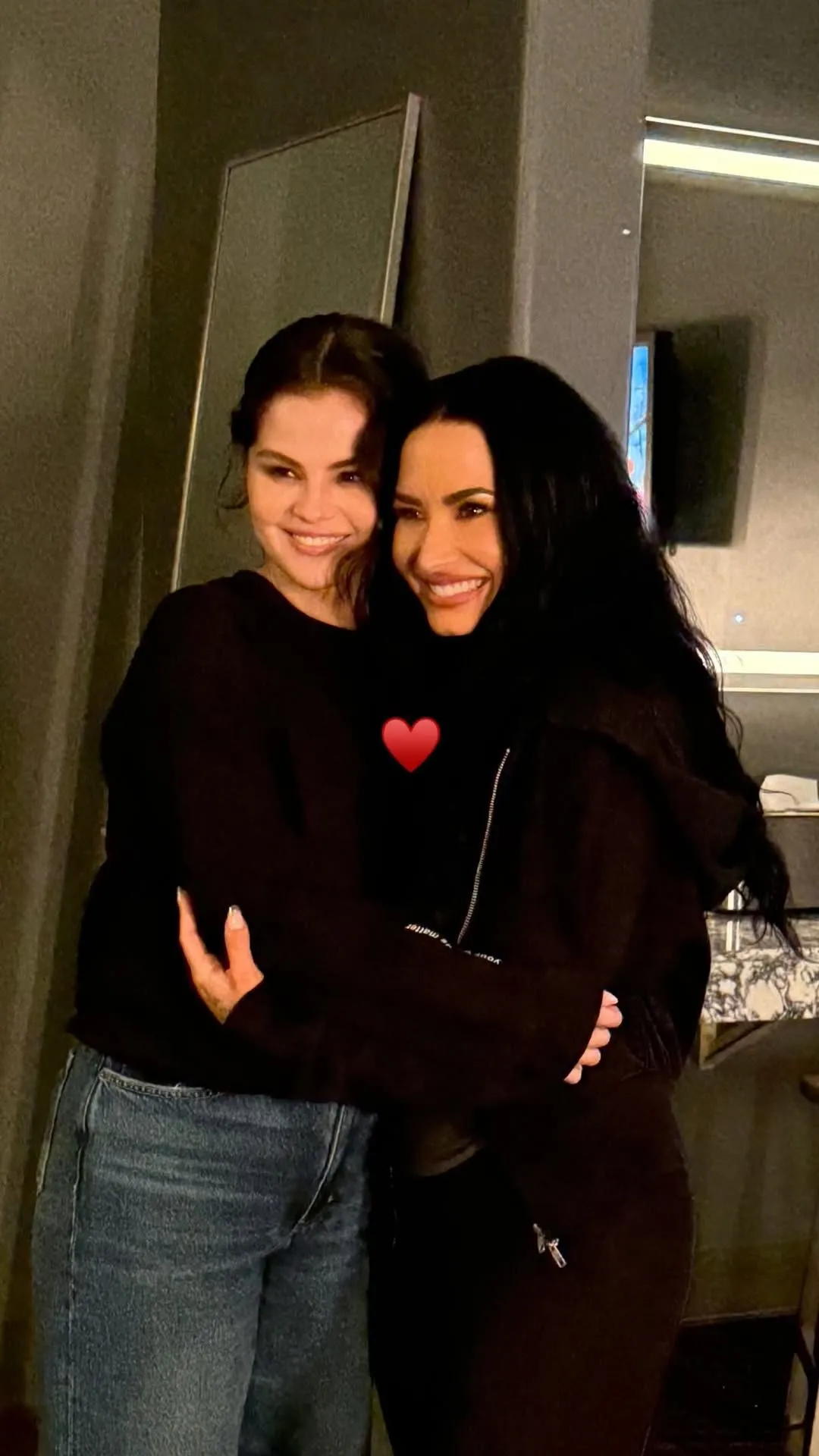 selena gomez spotted at demi lovato concert years after feud 2