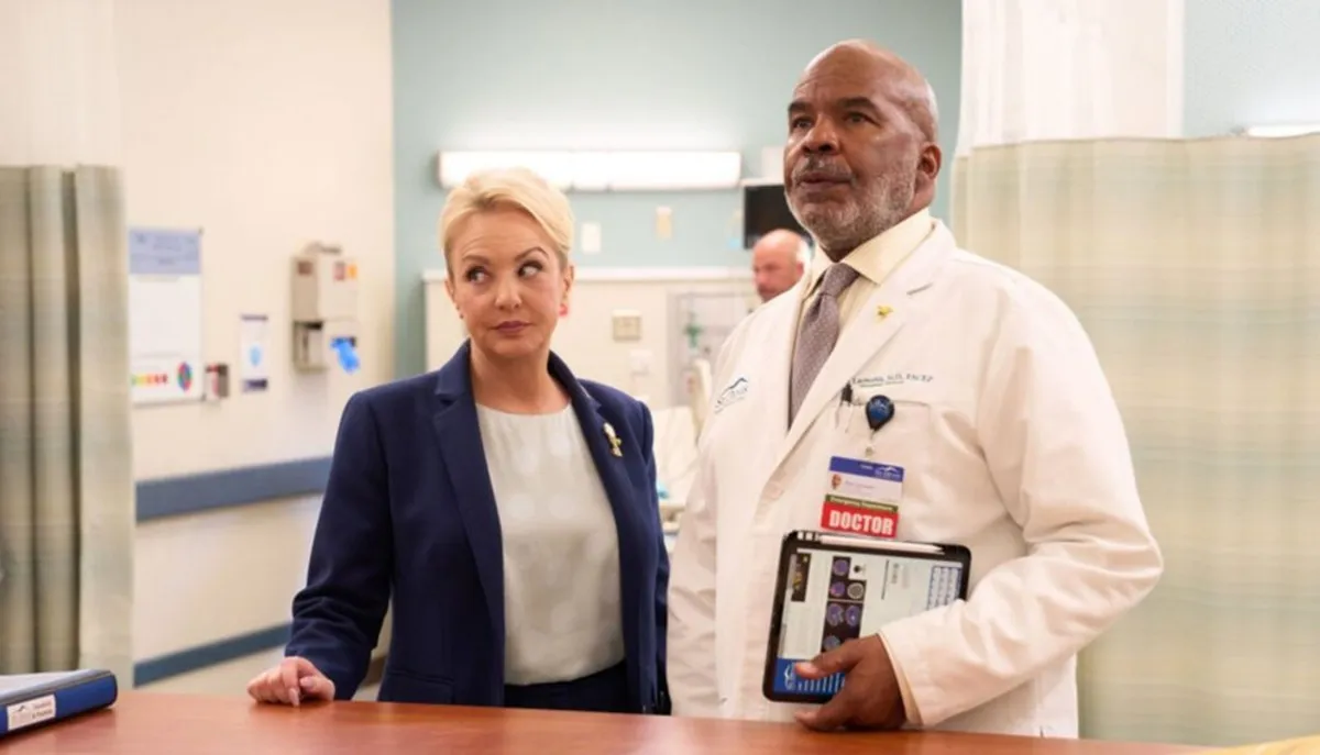 Wendi McLendon-Covey and David Alan Grier in St. Denis Medical
