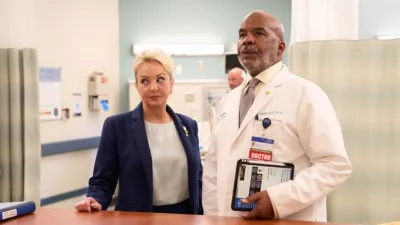 Wendi McLendon-Covey and David Alan Grier in St. Denis Medical