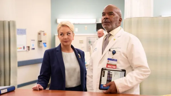 Wendi McLendon-Covey and David Alan Grier in St. Denis Medical