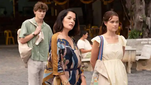 Sam Nivola, Parker Posey and Catherine Hook in The White Lotus season 3