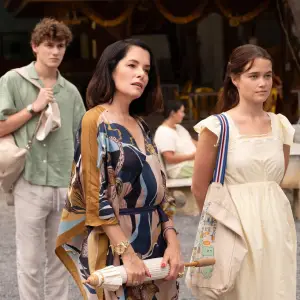 Sam Nivola, Parker Posey and Catherine Hook in The White Lotus season 3