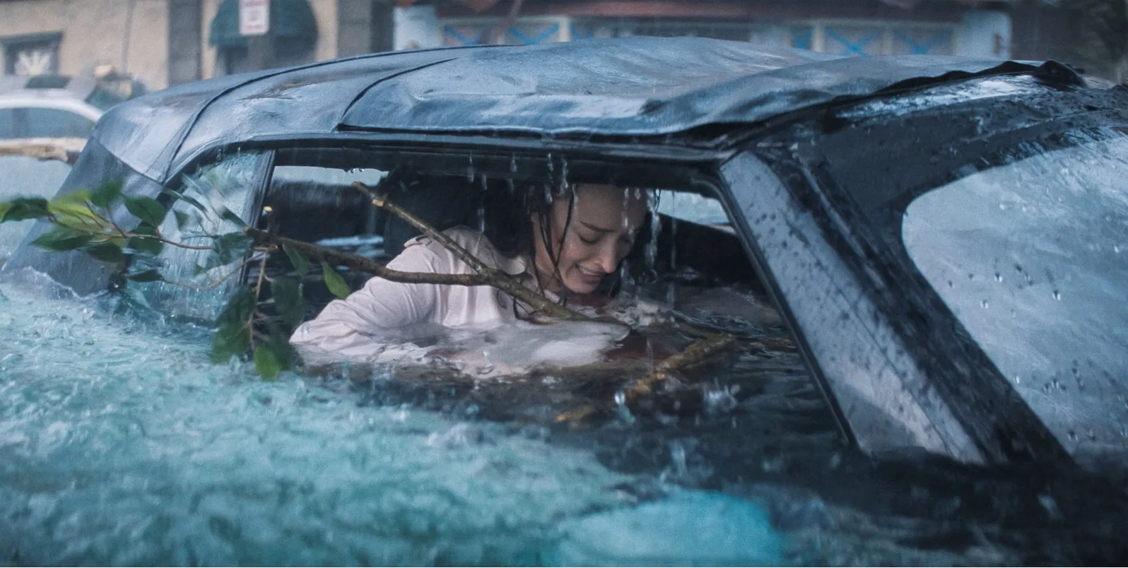 Phoebe Dynevor as Lisa in Thrash