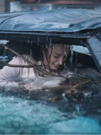 Phoebe Dynevor as Lisa in Thrash