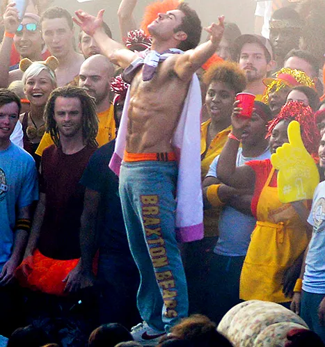 Zac Efron shows off his best 'Magic Mike' moves