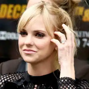 Anna faris new ring 04b1a9d7 e6a9 4c6b bd38 301cfc57b7b3