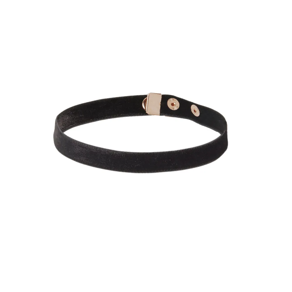 Are You Am I Fina Choker