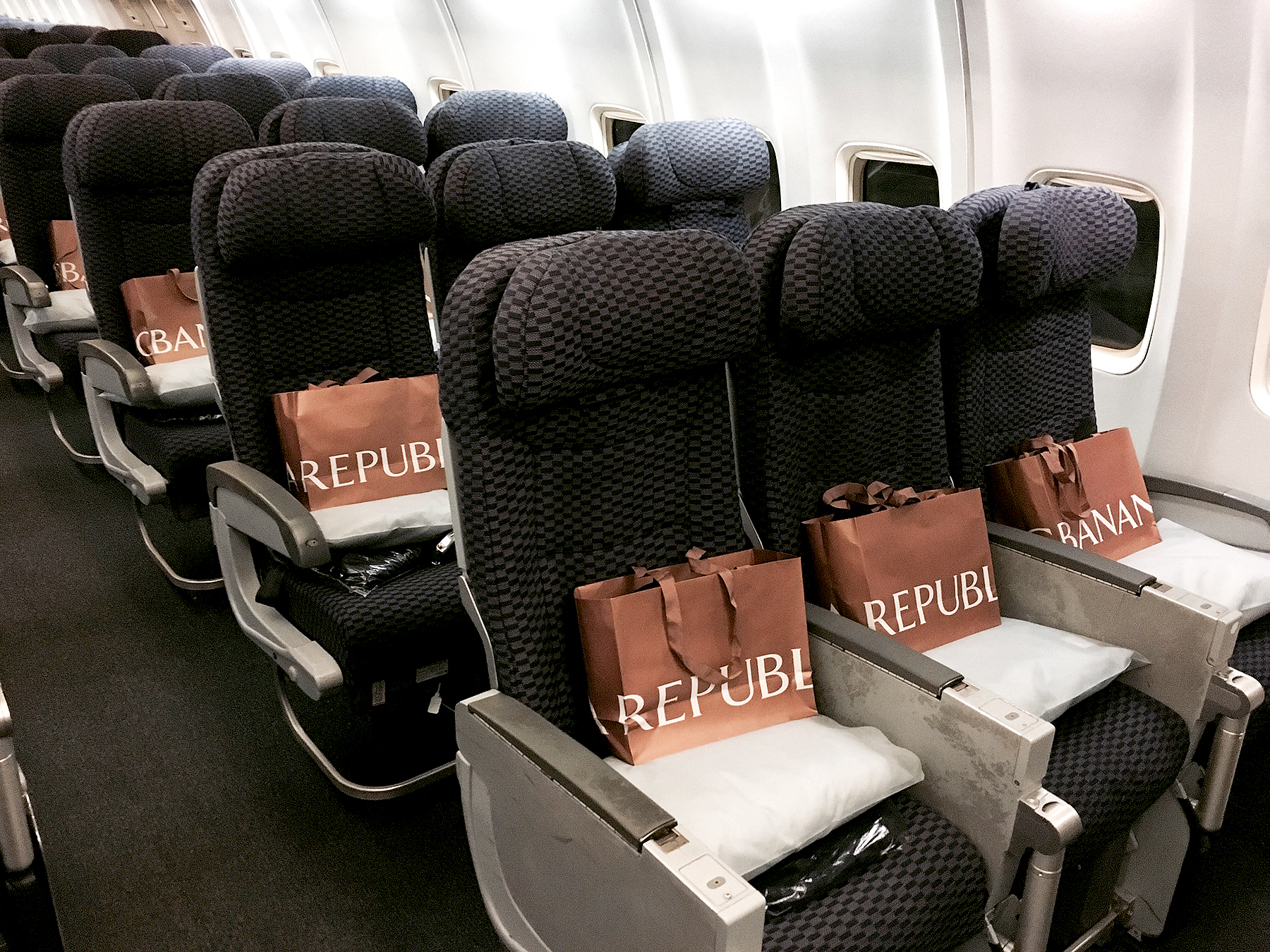 Banana republic plane zoom 625e0ada 5317 4537 87a6 141b90836736