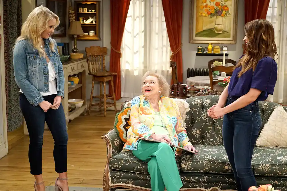 Emily Osment, Betty White, and Aimee Carrero on "Young & Hungry"