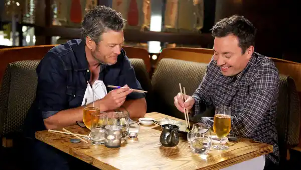 Blake Shelton eats sushi w