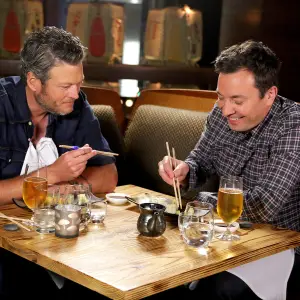Blake Shelton eats sushi w