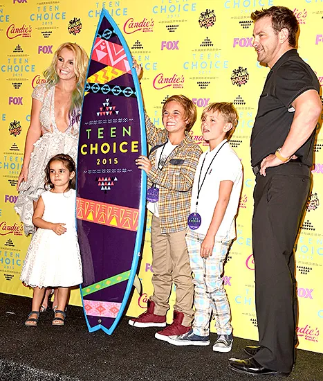 Britney Spears - Teen Choice Awards (press room with family)